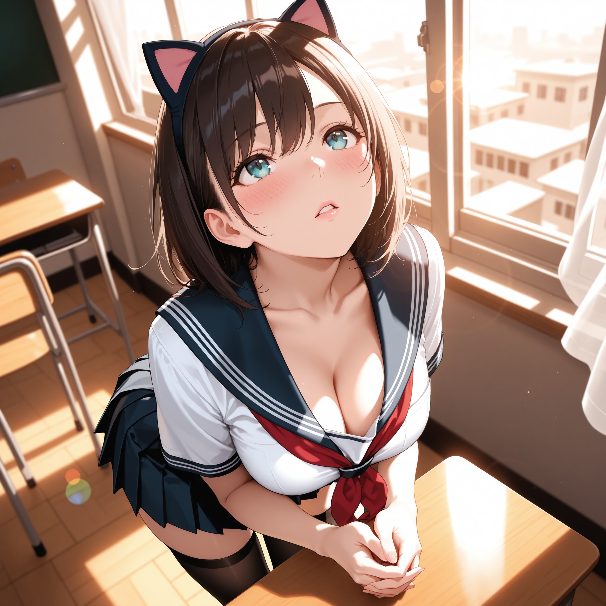 猫耳カチューシャ×制服の王道組み合わせ。俯瞰アングルから見下ろす上目遣いと、前かがみで手を組むポーズがドキッとさせる。ニーハイソックスの絶対領域と午後の教室に差し込む光が、青春感とセクシーさを両立させる構図