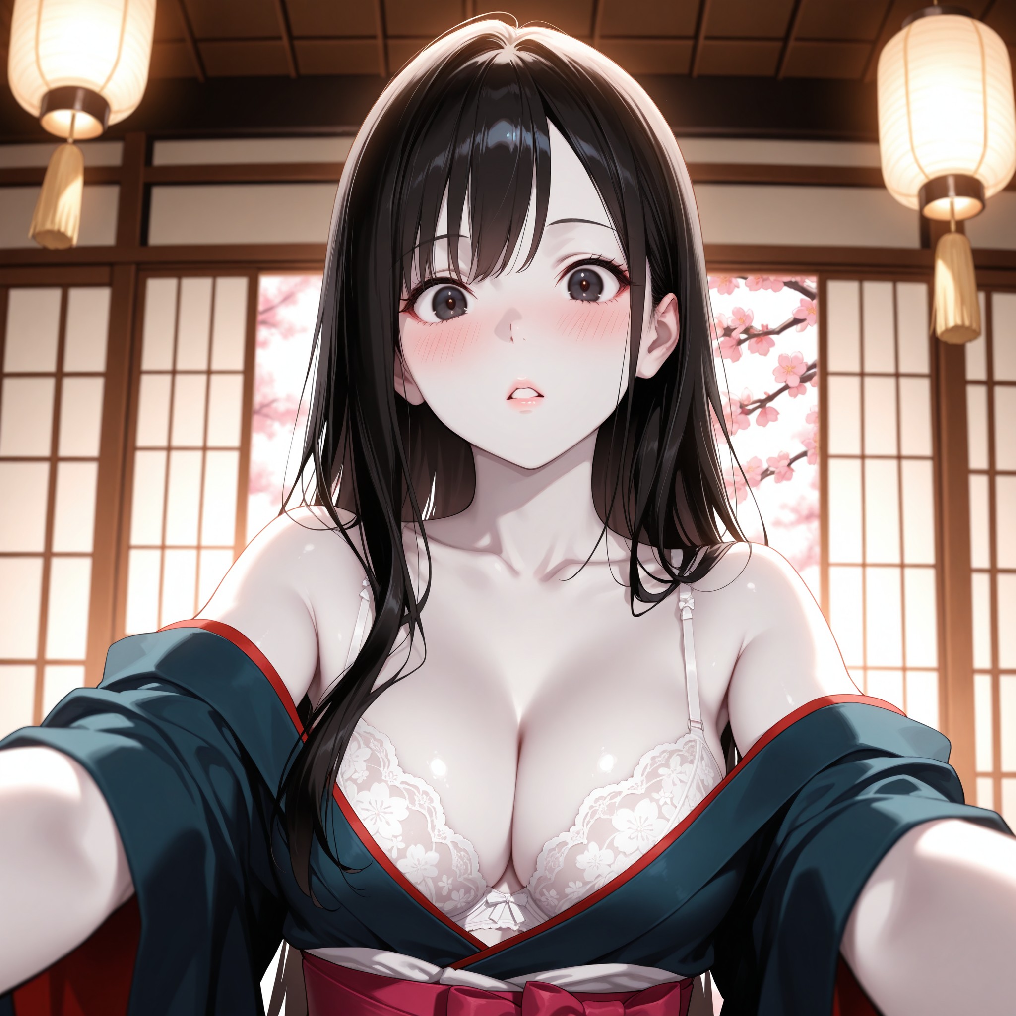 【場面②：着崩れの瞬間】飾り台に添えられた桃の花に手を伸ばした瞬間、十二単の外衣がするりと肩から落ちる。重なり合う布の隙間から覗いた白いレース地に、都は思わず目を丸くする。しかし、見る者を見返すその瞳には恥じらいと同時に、どこか挑むような甘さが宿っていた。