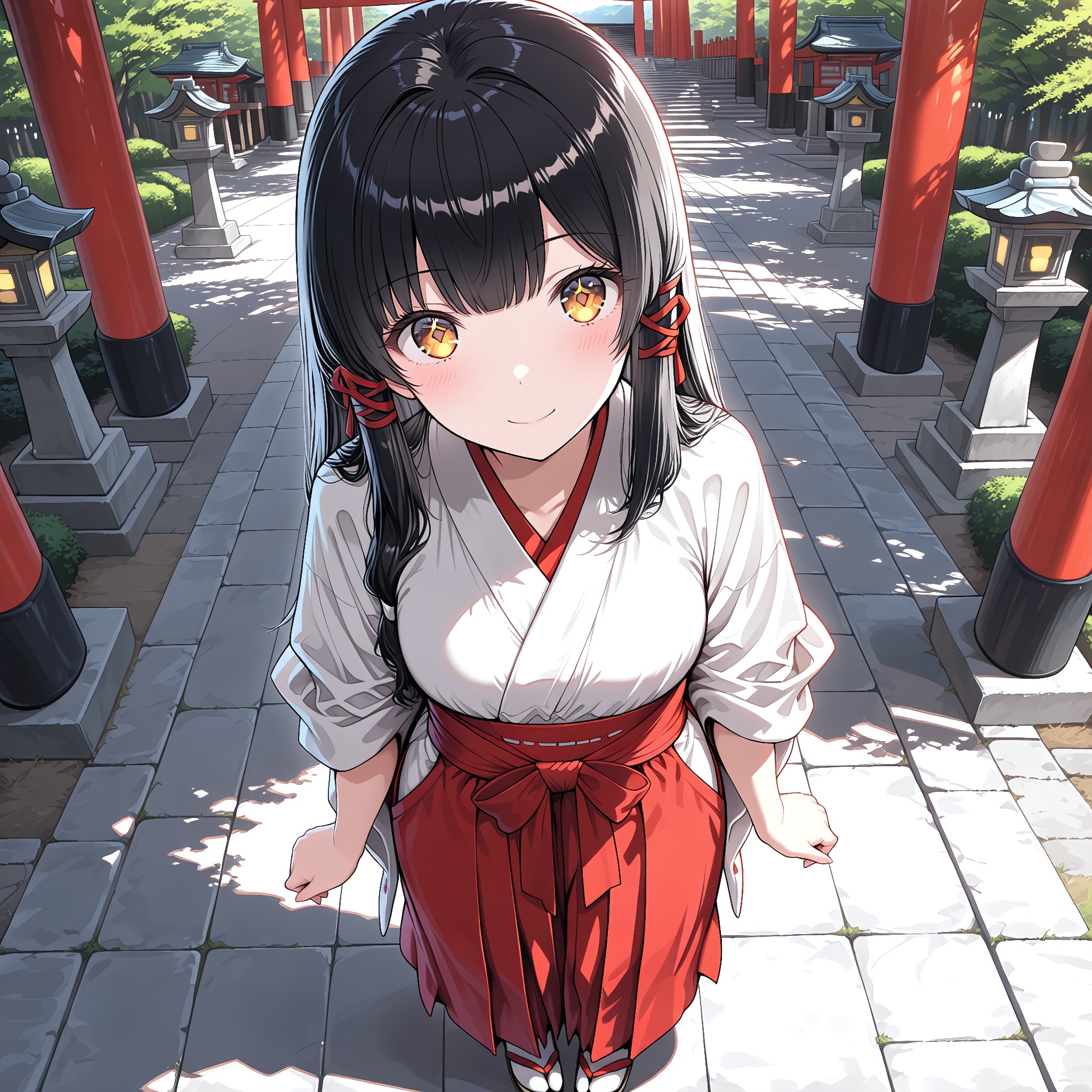 たもとをまくった作業中の巫女。腕の肌見せで日常の色気。